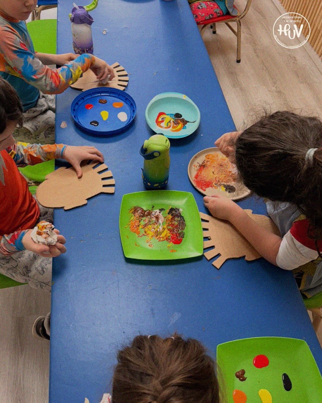 Niños compartiendo una actividad de arte en el jardín
