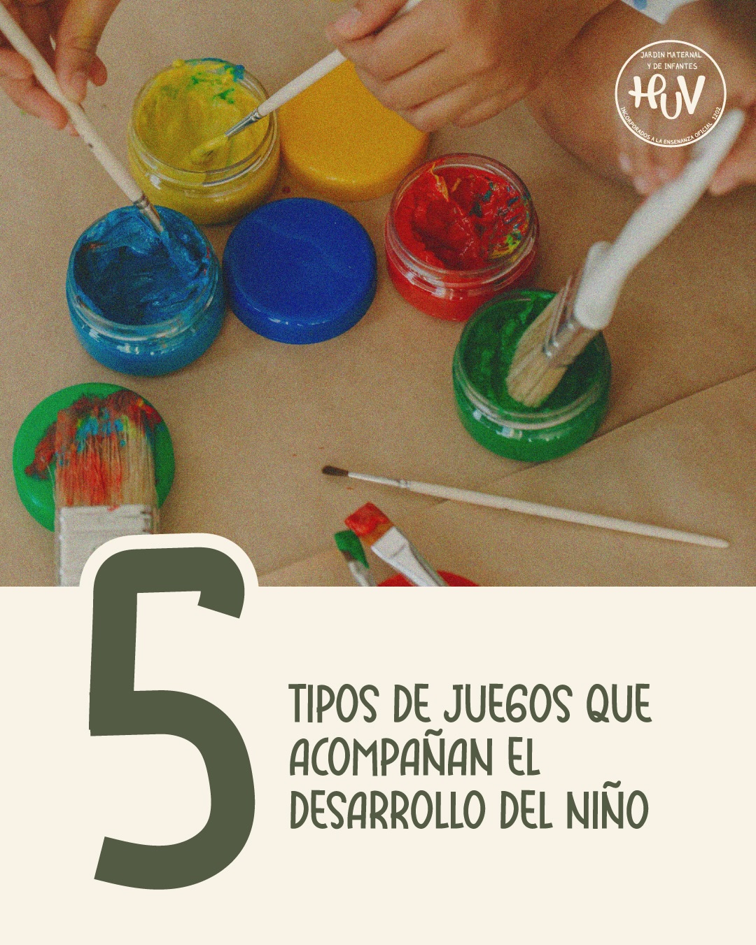 Niños pintando con témperas en el jardín