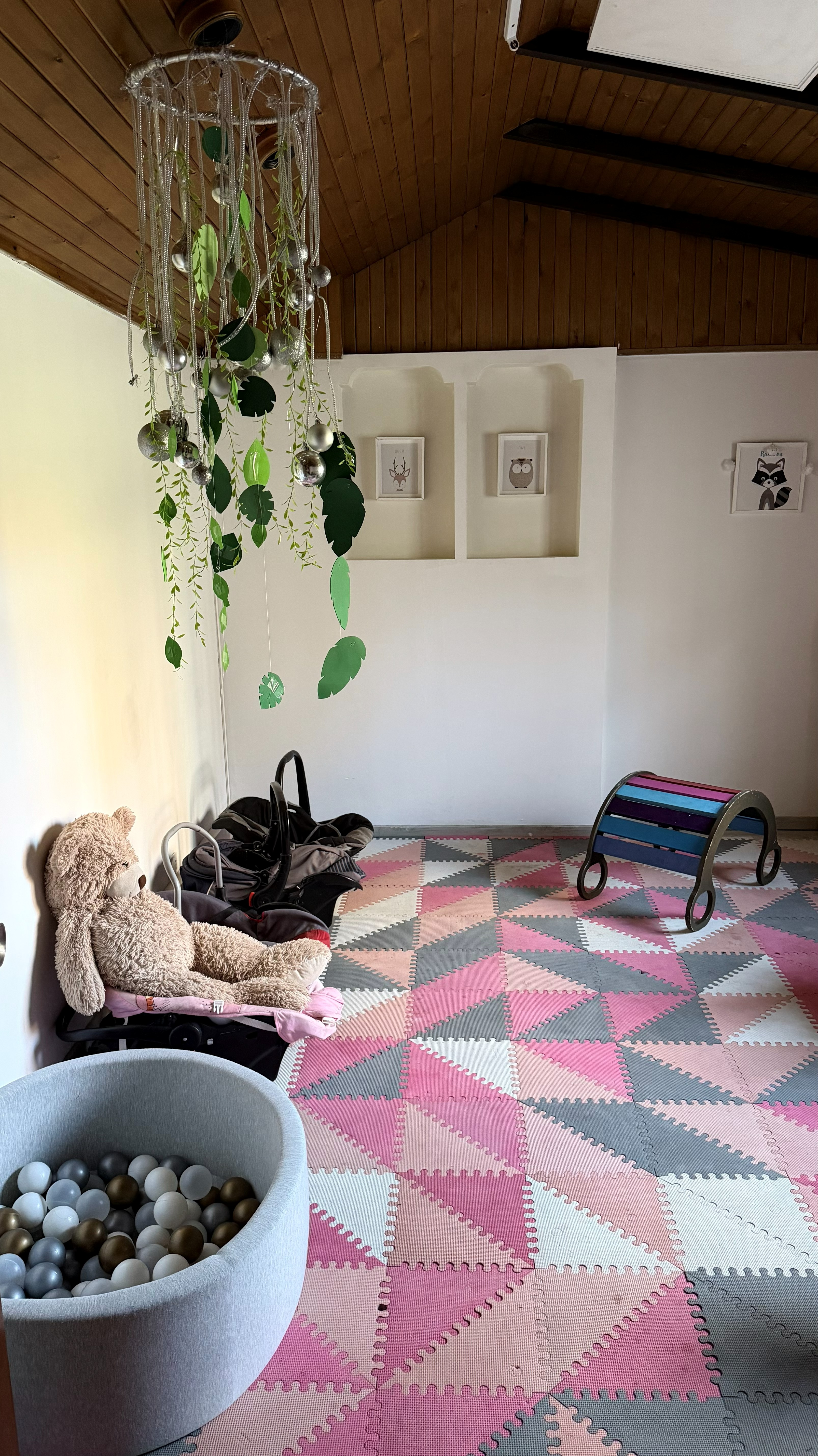 Espacio de juegos del jardín con pelotero, alfombra y juguetes